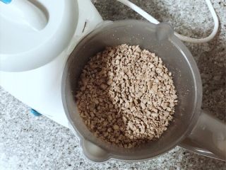 7、补铁猪肝粉,绞成颗粒状