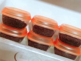 15、补铁猪肝粉,把装有猪肝粉的储存罐放至冰箱可以保存一个月左右（一定要放凉不然热气会使猪肝粉返潮）