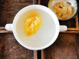 3、红枣银耳莲子汤,银耳用清水泡发