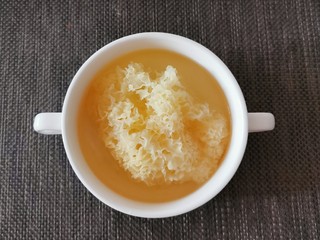 8、红枣银耳莲子汤,银耳泡好了  