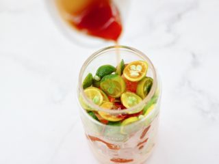 7、青柠冰红茶,这个时候倒入蜂蜜。