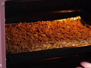 2、能量棒24m+,烤盘放入燕麦，上下火160度烤10分钟