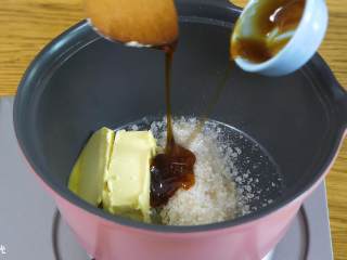 6、能量棒24m+,把黄油、黄糖、蜂蜜一起放入锅中熬煮，不断搅拌，成浆即可