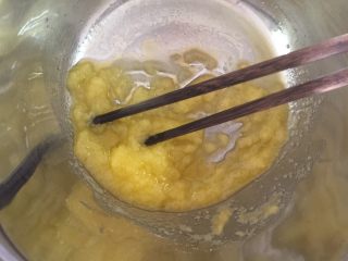 5、咖啡硬脆饼干,用筷子搅拌均匀