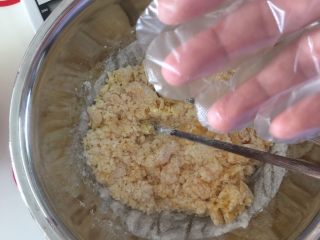 10、咖啡硬脆饼干,戴上一次性手套把面粉拢成团