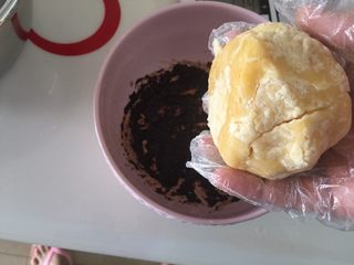 14、咖啡硬脆饼干,把面团放进去