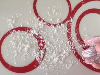 17、咖啡硬脆饼干,桌上撒低筋粉