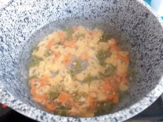 2、【宝宝辅食】三文鱼杂蔬意面,意面提前用清水浸泡10分钟，起锅水烧开后放入意面转中火煮至软烂