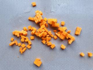 4、【宝宝辅食】三文鱼杂蔬意面, 南瓜去皮切成小丁