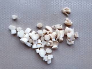 5、【宝宝辅食】三文鱼杂蔬意面,海鲜菇洗净切成小丁