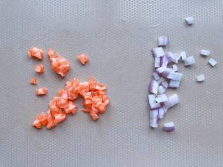 6、【宝宝辅食】三文鱼杂蔬意面, 三文鱼切小丁、洋葱切碎