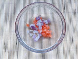 7、【宝宝辅食】三文鱼杂蔬意面,把洋葱和三文鱼放在一起“腌制”一会儿，这样三文鱼会更嫩，味道也更好