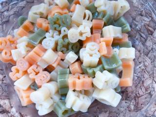 8、【宝宝辅食】三文鱼杂蔬意面,这时候面也煮好了，捞出用白开水透凉后备用