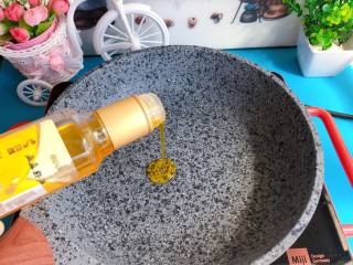 9、【宝宝辅食】三文鱼杂蔬意面,起锅倒入适量的亚麻籽油