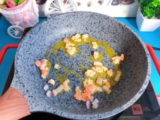 11、【宝宝辅食】三文鱼杂蔬意面,待出现香味后放入海鲜菇和南瓜，继续翻炒