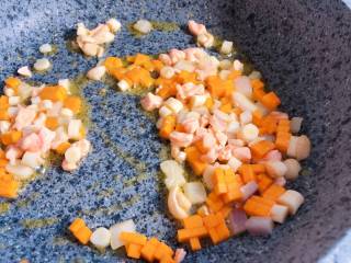 10、【宝宝辅食】三文鱼杂蔬意面,放入三文鱼和洋葱翻炒