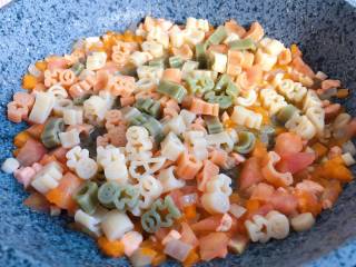 13、【宝宝辅食】三文鱼杂蔬意面,稍微倒入些清水后放入意面翻炒均匀即可