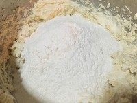 8、香草海盐巧克力大曲奇,把步骤1的混合粉倒入打发好的黄油糊内。