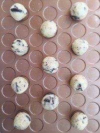 13、香草海盐巧克力大曲奇,冷藏3天后的面团葱冰箱里拿出来室温软化，刚拿出来的面团很硬是正常的哦。然后分成每个35克的球，你也可以弄成50克一个的，那样更大。表面撒上海盐，烤箱预热175度烤13分钟是软曲奇，如果想要脆的就延长1-2分钟吧，看个人喜好。