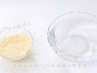 2、菠菜蛋黄十倍粥,大米和水按1:10的体积比称量好。可以用挖米的量杯，挖0.5杯米配5杯水，熬出来的粥就是10倍粥。