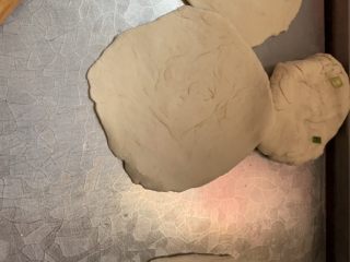 8、妈妈的味道菜包子,擀平