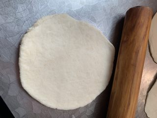 9、妈妈的味道菜包子,擀