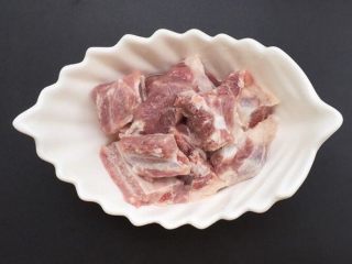 1、糖醋排骨,猪肋排2根斩小段,用清水多浸泡浸泡2次,中途换去血水