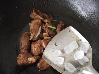 8、糖醋排骨,冰糖7-8粒(白糖也可以)
