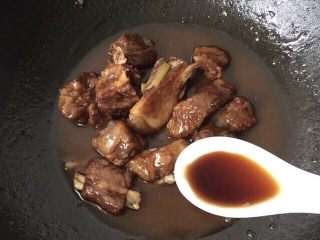 9、糖醋排骨,汤汁快收完时再加小半汤匙香醋加盖焖3-5分钟,那口感绝对不一样不信你试一试
