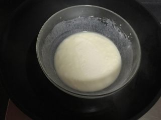 1、芒果大福,糯米粉、玉米淀粉、细砂糖混合，加入纯牛奶搅拌至无颗粒，用大火蒸20-25分钟，至凝固无液体状