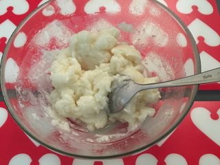 2、芒果大福,加入溶化后的黄油，搅拌放凉