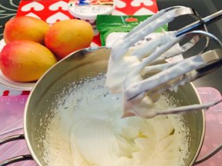 3、芒果大福,淡奶油加入糖打发