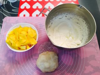 4、芒果大福,芒果切小块，面团揉至光滑