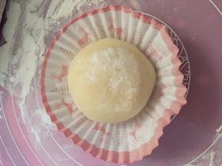 6、芒果大福,收口朝下，可沾上些熟糯米粉垫上纸托