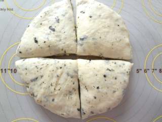 11、 海苔芝士玛德琳咸面包,捏好好一切4份