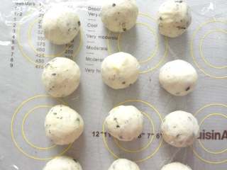 13、 海苔芝士玛德琳咸面包,松弛好后的面团分成12等分滚圆盖上保鲜膜再次松弛10分钟