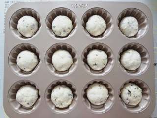 14、 海苔芝士玛德琳咸面包,松弛好的面团轻微排气后再次滚圆放入学厨12连玛德琳模具中二发,温度36湿度75%