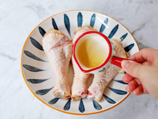 5、椒盐蒸鸡腿,加入料酒