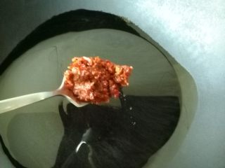 1、粉蒸排骨,锅中放入少量油,小火将油烧温温热时放入郫县豆瓣酱
