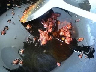 2、粉蒸排骨, 小火炒制豆瓣酱