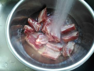 4、粉蒸排骨,将小排冲洗干净,控干水分