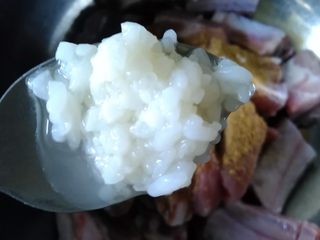 6、粉蒸排骨,排骨中让入葱段、姜片、盐、生抽、老抽、糖、十三香、白胡椒粉、酒酿