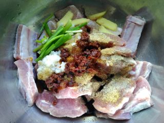 7、粉蒸排骨,再将炒好的豆瓣酱放入