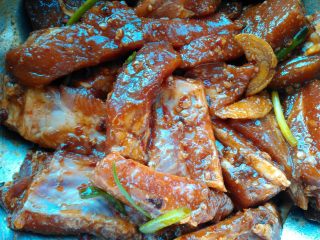 8、粉蒸排骨,将其充分拌匀,腌制1-2小时