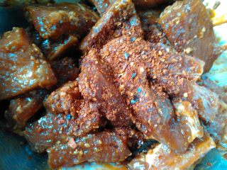 9、粉蒸排骨,排骨腌制好后放入辣椒面和花椒油拌匀