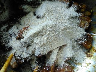 10、粉蒸排骨,再放入蒸肉米粉调拌均匀,让每一块排骨都裹上米粉