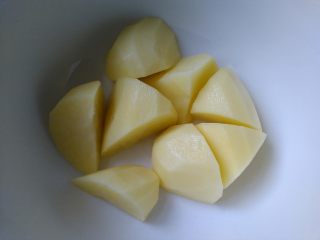 11、粉蒸排骨,土豆去皮洗净切块放入碗底,再把排骨放在上面