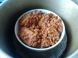 12、粉蒸排骨,高压锅中放入足量开水,把排骨碗放入锅中