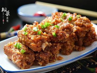 14、粉蒸排骨,出锅后装盘便可享用,非常酥烂香糯!