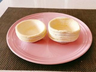 1、草莓蛋挞,蛋挞皮从冷冻室取出  回温